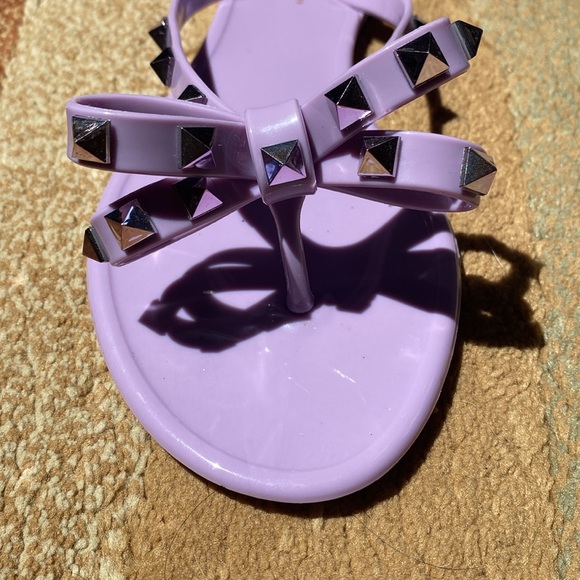 Lavender rubber open toe bow studded sandal - Picture 4 of 5